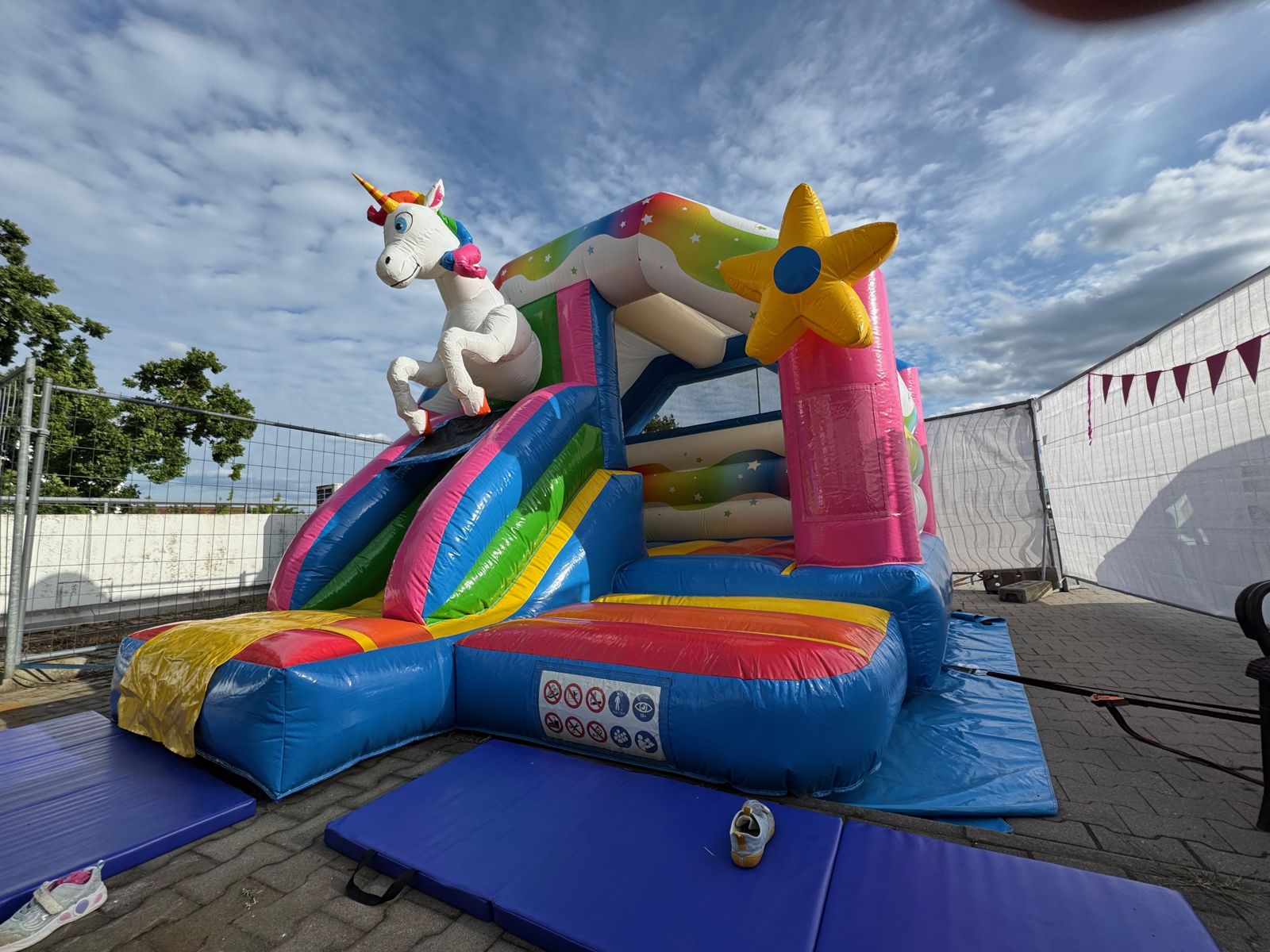 Einhorn Hüpfburg Bild 4
